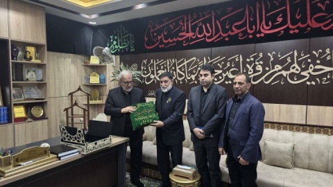 اهدای پرچم گنبد حرم مطهر امام حسین (ع) برای بدرقه پیکر رهبر شهید