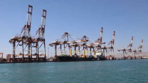 پهلوگیری نخستین کشتی کانتینربر در بندرشهید رجایی پس از محاصره دریایی