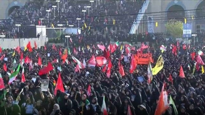 هدایت زائران در ورودی های تهران به پارکینگ‌ها