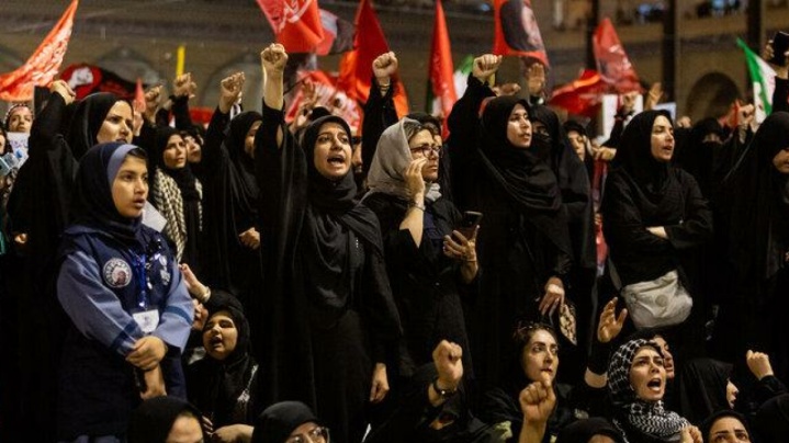 گزارش ژاپن تایمز از خیل عظیم عزاداران ایرانی در مراسم اقامه نماز بر پیکر رهبر شهید