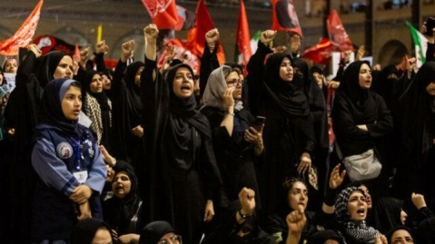 گزارش ژاپن تایمز از خیل عظیم عزاداران ایرانی در مراسم اقامه نماز بر پیکر رهبر شهید