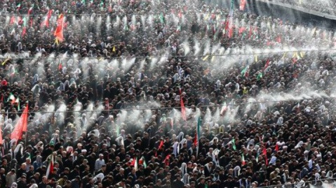 مردم ایران با پرچم‌های سرخ در مصلی حاضر شده‌اند