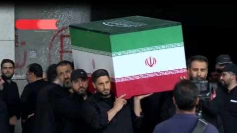 فیلم/ ورود پیکر مطهر رهبر شهید انقلاب به محل اقامه نماز