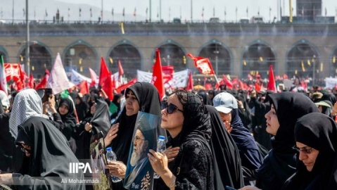 اقامه نماز بر پیکر رهبر شهید انقلاب-۲