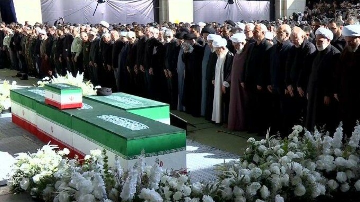 اقامه نماز بر پیکرهای مطهر رهبر شهید و خانواده ایشان به امامت آیت‌الله سبحانی