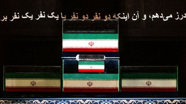 آیت‌الله سبحانی بر پیکر مطهر رهبر شهید انقلاب اقامه نماز می‌کنند