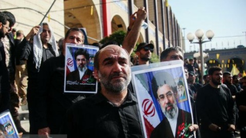 خیابان‌های اطراف مصلی مملو از جمعیت است