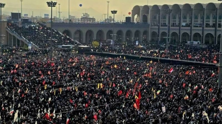 فیلم / ازدحام جمعیت در ورودی مصلای تهران
