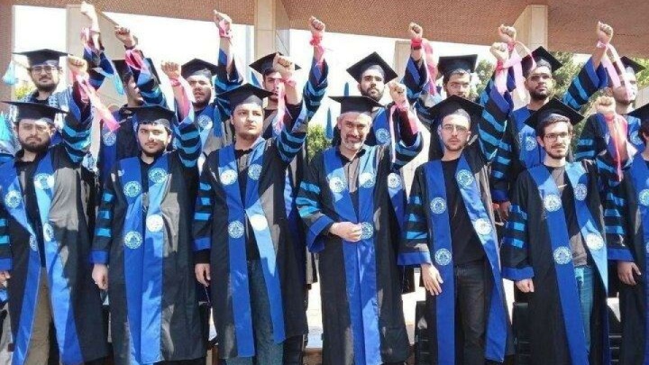 وزیر اقتصاد همراه با دانشجویان دانشگاه شریف در مراسم تشییع