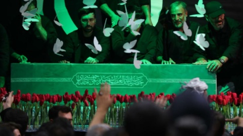 فیلم/ نخستین تصویر از آمادهسازی خودروی حامل پیکر مطهر رهبر شهید انقلاب و خانواده ایشان در مراسم تشییع تهران