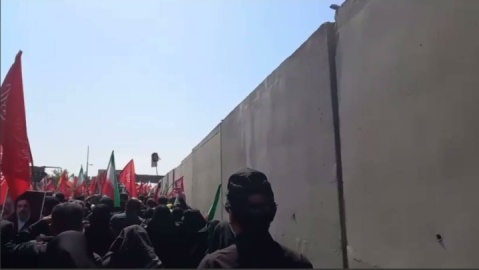 فیلم / خودروی پیکرهای مطهر در فرودگه مهرآباد