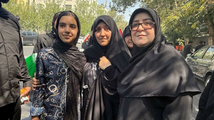 تصاویر / بازدید بهروزآذر و مهاجرانی از اورژانس و محل اسکان موقت بانوان در مراسم تشییع پیکر رهبر شهید انقلاب