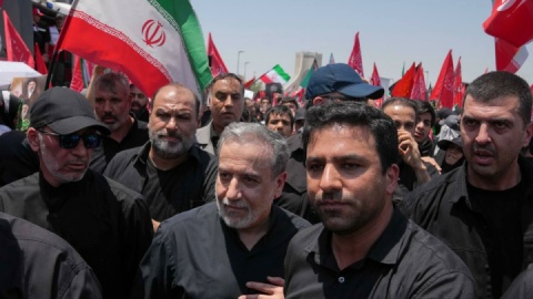 حضور وزیر امور خارجه در مراسم تشییع رهبر شهید انقلاب