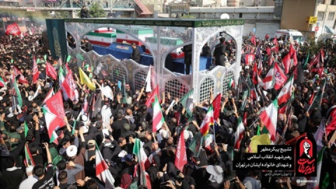 تصاویر/ خودروی حامل پیکر امام مجاهد شهید و شهدای خانواده ایشان در میان خیل عظیم جمعیت تهران