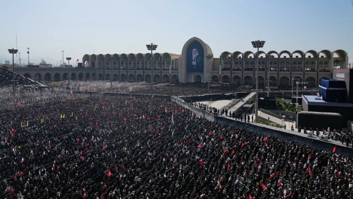 جمعیتی عظیمی از سوگواران در مرکز تهران حضور یافته‌اند