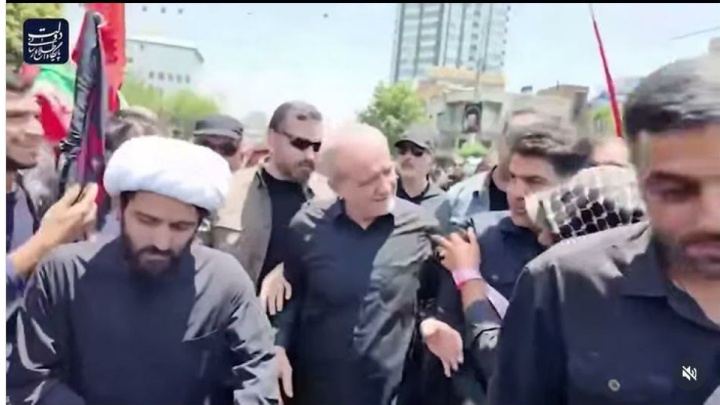 فیلم / حضور صمیمی پزشکیان در کنار مردمی که به مراسم تشییع رهبر شهید ایران آمده بودند