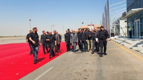 بازدید سفیر ایران از روند آمادگی در فرودگاه نجف برای استقبالی تاریخی از امام شهید