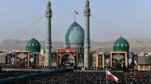 حیرت رسانههای غرب از تشییع باشکوه رهبر شهید در قم؛ چیزی فراتر از یک «وداع ملی»