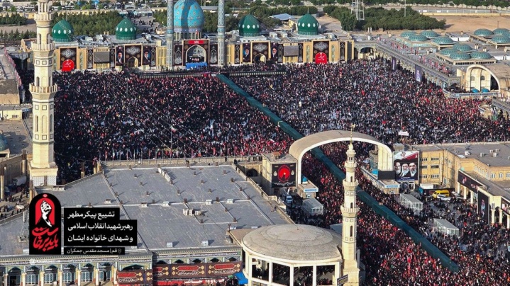 تصویربرداری هوایی از جمعیت حاضر در مراسم بدرقه آقای شهید ایران در جمکران