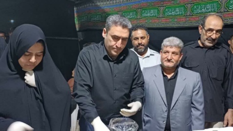 برپایی موکب‌های پذیرایی از زائران تشییع پیکر امام خامنه‌ای در محور امام رضا (ع) شهر فرون اباد/ توزیع روزانه هزار وعده غذایی