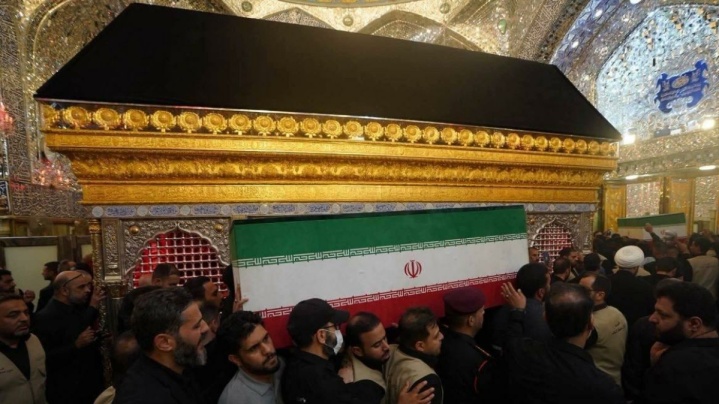 پیکرهای مطهر شهدای خانواده رهبر شهید وارد کربلا شد