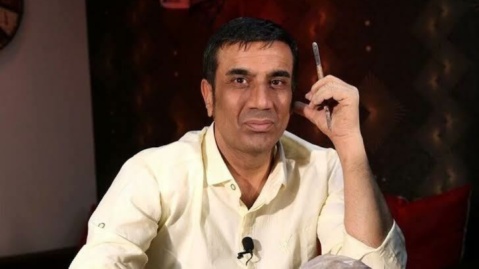 نقاش نیستم، با تصویرهایم بازی می‌کنم