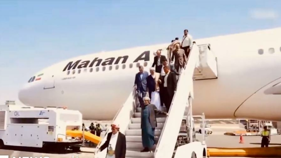 فیلم / لحظات پیاده شدن مسافران از هواپیمای ماهان در یمن