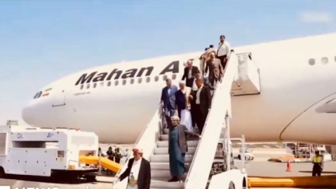 فیلم / لحظات پیاده شدن مسافران از هواپیمای ماهان در یمن