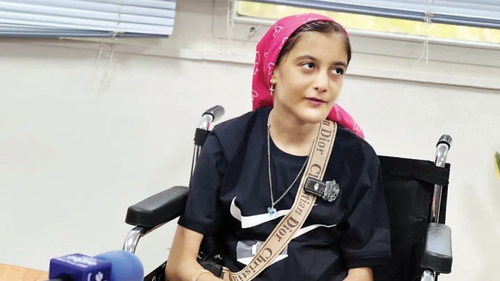 آیا نارین قربانی خشونت پدرش دوباره لبخند می‌زند؟ / ۳۰۰ نفر کادر درمان برای این دختر سنندجی پای کار آمدند
