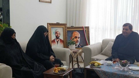 حضور مشاور و دستیار رهبری در منزل شهید سپهبد غلامعلی رشید