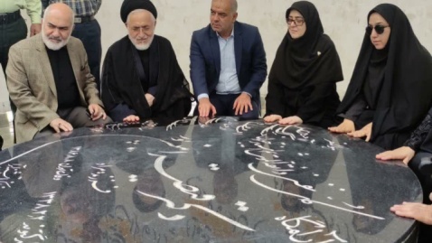 ادای احترام سخنگوی دولت به شهدای گمنام و آرامگاه قیصر امین‌پور در گتوند