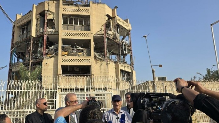 بازدید معاون اجرایی رئیس‌جمهور و وزیر نیرو از پل خمیر بندرعباس، کشتی‌سازی خلیج‌فارس و دکل مخابراتی
