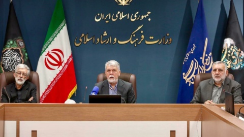 زبان فارسی رکن اصلیِ هویت ملی ماست