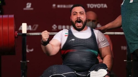 فیلم/ تلاش وزنه‌بردار قهرمان پارالمپیک روی تخت بیمارستان