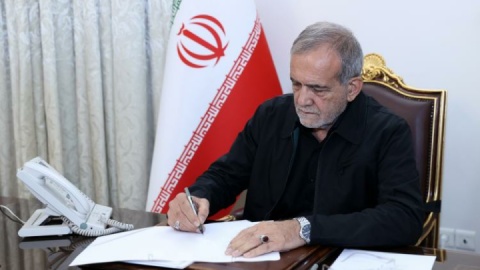 پزشکیان درگذشت خواهر آیت‌الله نورمفیدی را تسلیت گفت