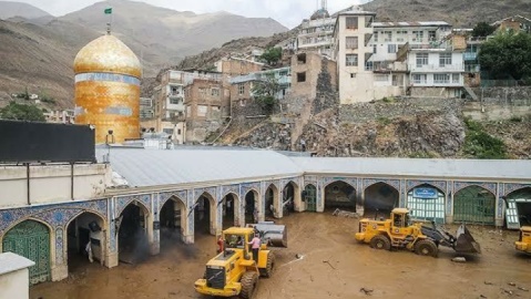 فیلم / غافلگیری زائران و گردشگران امامزاده داوود با سیلی خروشان