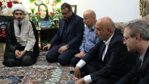 دیدار وزیر کار با خانواده شهیده زهرا اسدی‌نژاد در لامرد