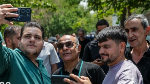 چرا بعضی‌ها در مراسم تشییع هنرمندان به‌دنبال سلفی گرفتن هستند؟