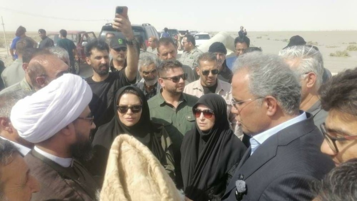 بازدید شینا انصاری از کانال و حوضچه تبخیر دوگوره‌ای پشت ادیمی شهرستان نیمروز