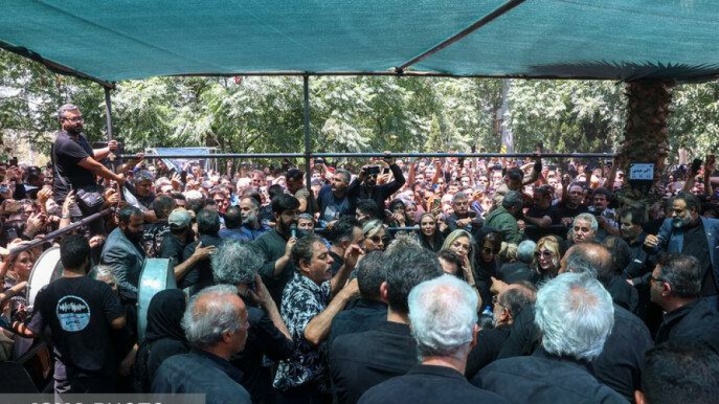 غلبه فرهنگ نمایش بر حضور همدلانه / درباره سلفی گرفتن در مراسم سوگ و حریمی که نقض می‌شود