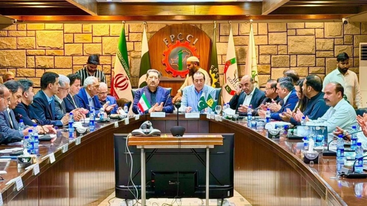 اجماع کم‌سابقه کابینه پاکستان برای تعامل با تهران/ شش وزیر کلیدی پاکستان در سفارت ایران با «وزیر صمت» دیدار کردند