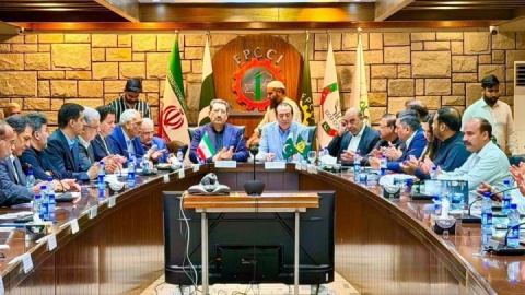 اجماع کم‌سابقه کابینه پاکستان برای تعامل با تهران/ شش وزیر کلیدی پاکستان در سفارت ایران با «وزیر صمت» دیدار کردند