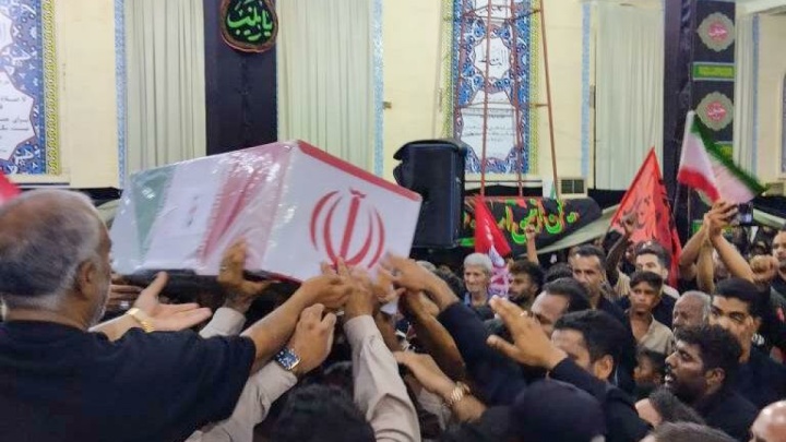 آیین وداع با شهدای تهاجم ارتش آمریکا به یک منطقه مسکونی در قشم برگزار شد
