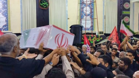 آیین وداع با شهدای تهاجم ارتش آمریکا به یک منطقه مسکونی در قشم برگزار شد