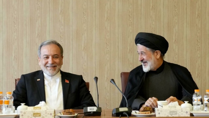 نشست هم‌اندیشی جمعی از اساتید حوزه علمیه قم با وزیر امور خارجه