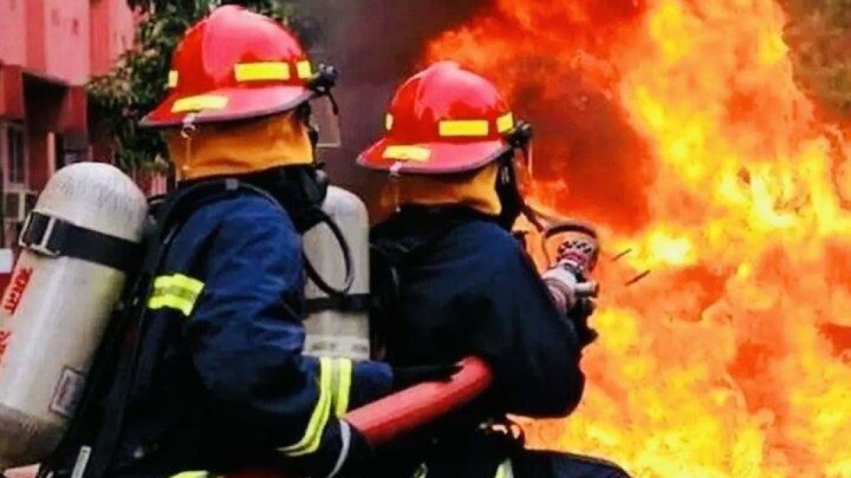 آتشسوزی در مجتمع خلیج فارس قشم/ اعزام همه تیمهای امدادی به محل حادثه