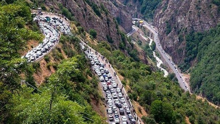 جاده چالوس یکطرفه است؛ ترافیک سنگین راه‌ها