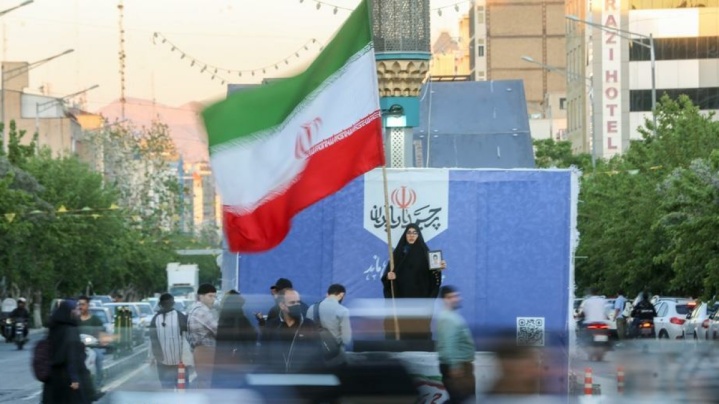 پایان برنامه پرچم افراشتن در برخی میدان‌های تهران