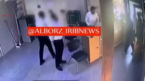 فیلم / حمله خونین با چاقو به نگهبانان بیمارستان مدنی کرج!