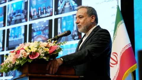 تجلیل عراقچی از معلمان و دانش‌آموزان شهید